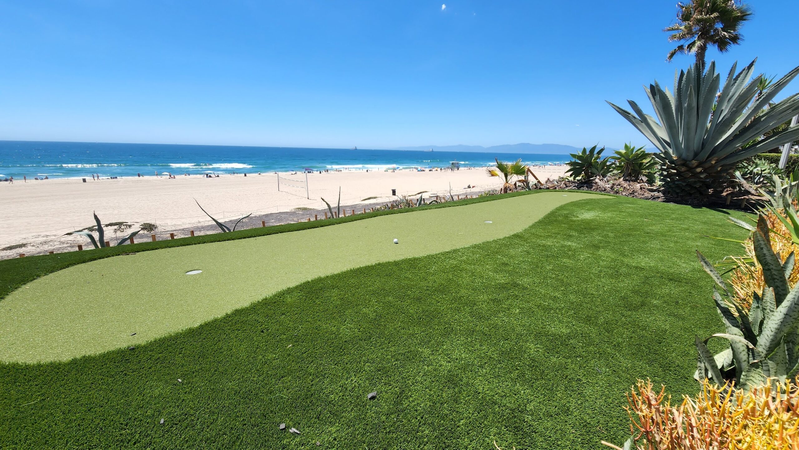 Artificial turf golfing green near the beach in Los Angeles